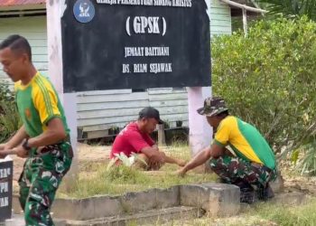 Wujudkan Toleransi dan Gotong Royong, Satgas Pamtas Yonarmed 13/Nanggala Bersama Warga Gelar Kerja Bakti Bersihkan Gereja di Desa Riam Sejawak