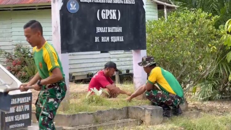 Wujudkan Toleransi dan Gotong Royong, Satgas Pamtas Yonarmed 13/Nanggala Bersama Warga Gelar Kerja Bakti Bersihkan Gereja di Desa Riam Sejawak