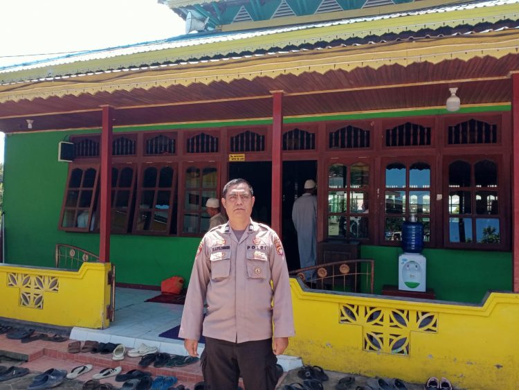 Pelayanan Tanpa Lelah, Polisi Amankan Sholat Jumat dan Pastikan Jamaah Beribadah dengan Nyaman