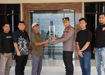 Takut Simpan Senpi Ilegal, Dua Warga Sukoharjo Serahkan Dua Pucuk Senpi Rakitan ke Polisi