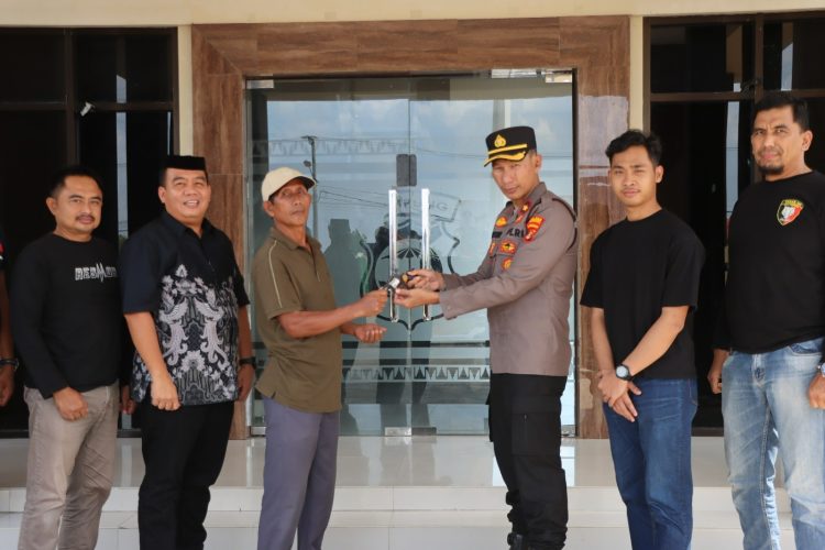 Takut Simpan Senpi Ilegal, Dua Warga Sukoharjo Serahkan Dua Pucuk Senpi Rakitan ke Polisi