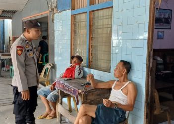 Sambangi Warga yang Bersantai, Polisi Ingatkan Waspada Gangguan Keamanan