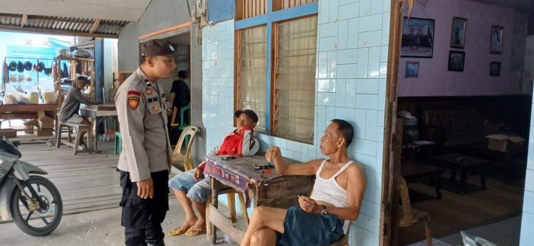 Sambangi Warga yang Bersantai, Polisi Ingatkan Waspada Gangguan Keamanan