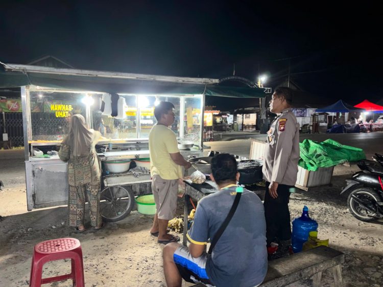 Waspada Kejahatan Malam! Polisi Rutin Sambangi Penjual Martabak di Wilayah Mandor