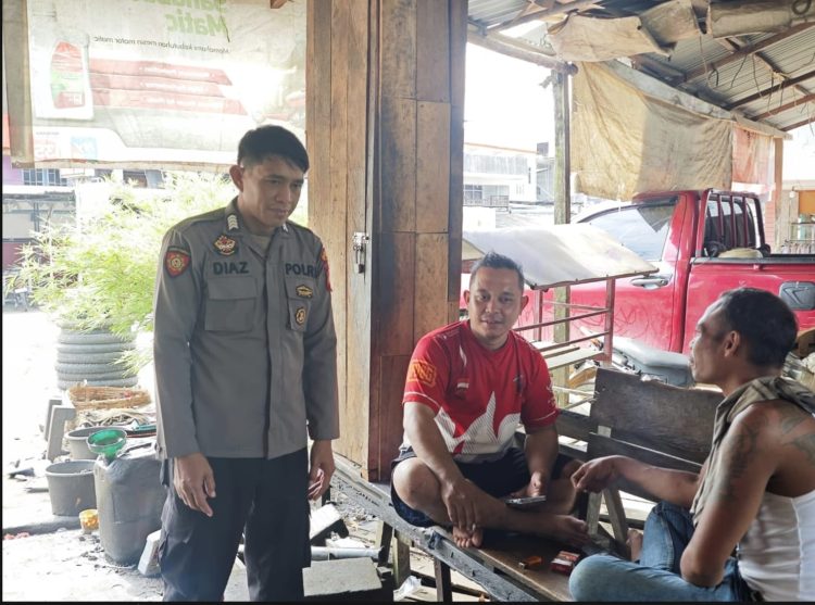 Waspada Bobol Rumah & Toko! Polsek Sengah Temila Patroli Siang Dengan Bertemu Warga Berikan Himbauan nya