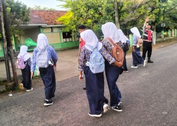 Polsek Muaragembong Hadir Layani Masyarakat melalui Pengaturan Lalu Lintas Pagi