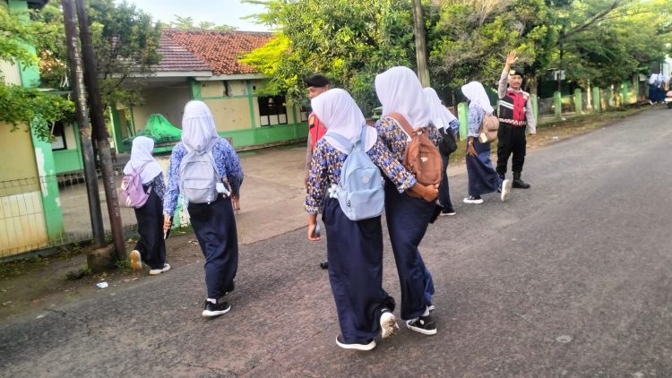 Polsek Muaragembong Hadir Layani Masyarakat melalui Pengaturan Lalu Lintas Pagi