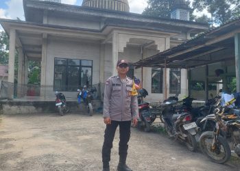 Bhabinkamtibmas Subsektor Sompak Aktif Laksanakan Pengamanan Ibadah Sholat Jumat di Masjid Al Hidayah Sompak