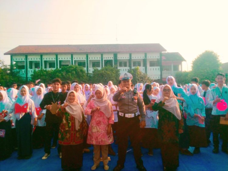 Police Go To School, Polsek Kedungwaringin Bekali Pelajar SMAN 1 dengan Edukasi Keselamatan Berlalu Lintas