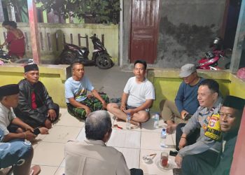 Perkuat Keamanan Lingkungan, Bhabinkamtibmas Sukarapih Sambangi Poskamling Bulak Sepat