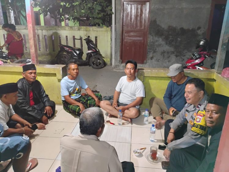 Perkuat Keamanan Lingkungan, Bhabinkamtibmas Sukarapih Sambangi Poskamling Bulak Sepat
