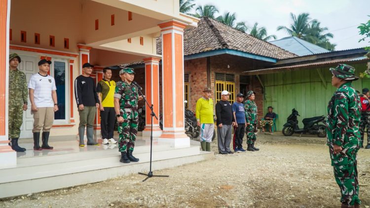 Dandim 0420/Sarko Pimpin Langsung Gotong Royong Pengecoran Jalan, Wujud Nyata Sinergi TNI dan Pemda untuk Masyarakat Sarolangun