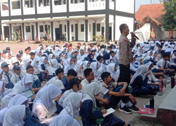 Pembinaan MPLS, Polsek Cibarusah Bekali Pelajar SMAN 1 dengan Edukasi Bahaya Narkoba dan Tertib Lalu Lintas