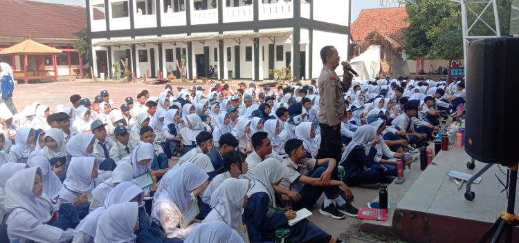 Pembinaan MPLS, Polsek Cibarusah Bekali Pelajar SMAN 1 dengan Edukasi Bahaya Narkoba dan Tertib Lalu Lintas