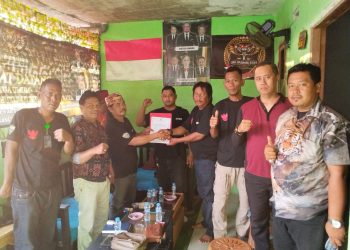 DPC LBH Harimau Raya Serahkan SK Posbakum Muara Gembong kepada Ibeng