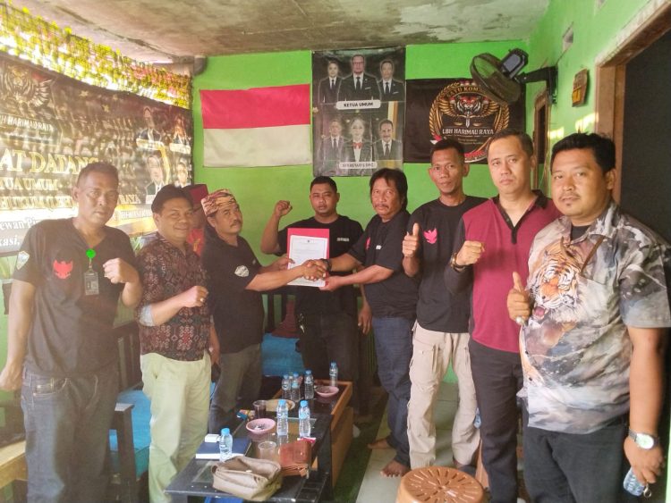 DPC LBH Harimau Raya Serahkan SK Posbakum Muara Gembong kepada Ibeng