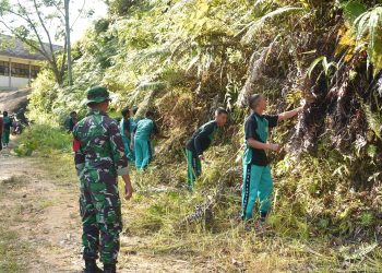 Satgas Pamtas RI-Malaysia Yonarmed 19/Bogani Bersama Tentera Diraja Malaysia (TDM) Gelar Karya Bakti Bersihkan SMA Negeri 1 Entikong