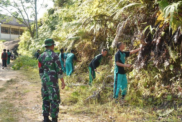 Satgas Pamtas RI-Malaysia Yonarmed 19/Bogani Bersama Tentera Diraja Malaysia (TDM) Gelar Karya Bakti Bersihkan SMA Negeri 1 Entikong