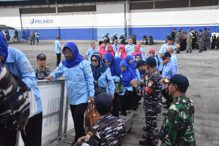 Guskamla Koarmada I BKO KRI Imam Bonjol-383 Gelar Bakti Sosial dan Open Ship di Lampung