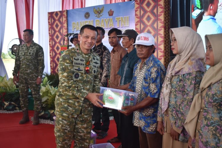 TNI Buktikan Komitmen Perkuat Ketahanan Pangan, Danrem 043/Gatam Hadiri Panen Raya Nasional Bersama Presiden RI