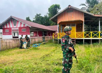 Bahu-Membahu dengan Masyarakat, Pos Muara Nawa Satgas Pamtas RI-PNG Kewilayahan Yonif 645/Gardatama Yudha Bersama Warga Kampung Muara Nawa Melakukan Pembersihan di Sebuah Bangunan Paud Sindikoto