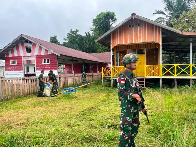 Bahu-Membahu dengan Masyarakat, Pos Muara Nawa Satgas Pamtas RI-PNG Kewilayahan Yonif 645/Gardatama Yudha Bersama Warga Kampung Muara Nawa Melakukan Pembersihan di Sebuah Bangunan Paud Sindikoto
