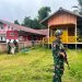 Bahu-Membahu dengan Masyarakat, Pos Muara Nawa Satgas Pamtas RI-PNG Kewilayahan Yonif 645/Gardatama Yudha Bersama Warga Kampung Muara Nawa Melakukan Pembersihan di Sebuah Bangunan Paud Sindikoto