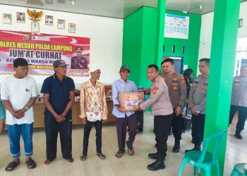 Kabag Ops Polres Mesuji Pimpin Kegiatan Jumat Curhat di Desa Margo Jadi, Bagikan Sembako dan Imbau Cegah Karhutla Serta Lestarikan Hutan