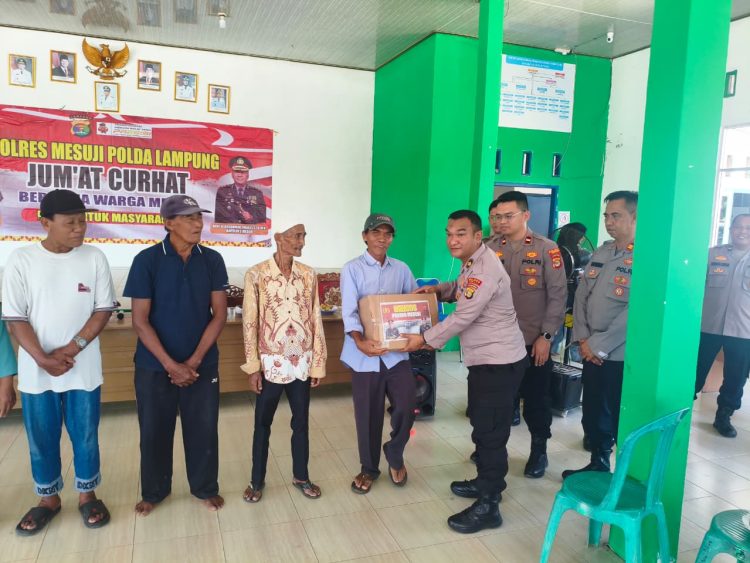Kabag Ops Polres Mesuji Pimpin Kegiatan Jumat Curhat di Desa Margo Jadi, Bagikan Sembako dan Imbau Cegah Karhutla Serta Lestarikan Hutan