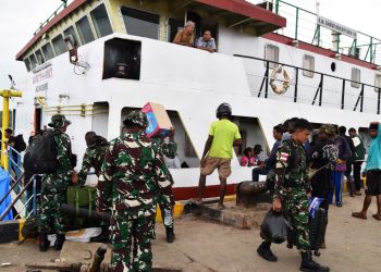 Awali Misi Pengabdian Untuk Negeri, Personel Satgas TMMD ke-129 Berlayar Menuju Kampung Wanam