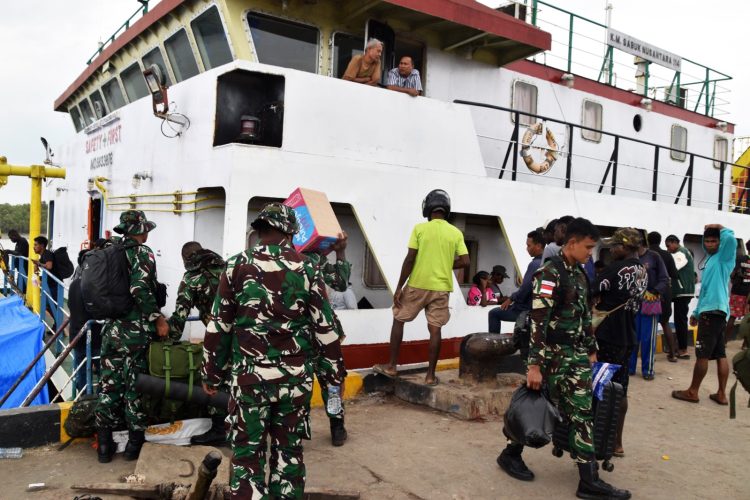 Awali Misi Pengabdian Untuk Negeri, Personel Satgas TMMD ke-129 Berlayar Menuju Kampung Wanam