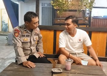 Jaga Kamtibmas Malam Hari, Polisi di Mandor Pilih Ngobrol Hangat dengan Warga Cegah Pencurian