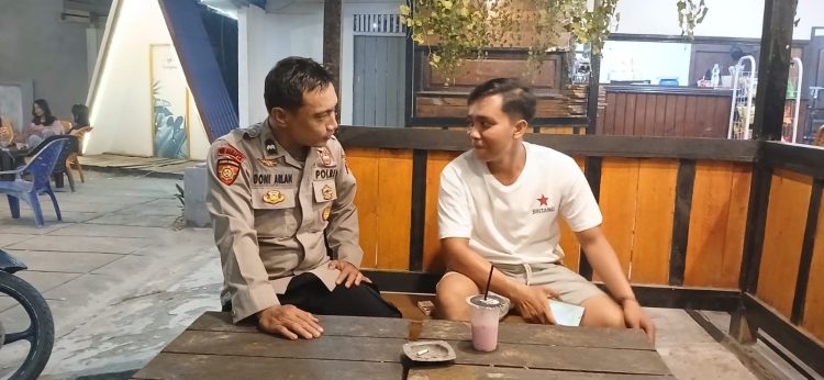Jaga Kamtibmas Malam Hari, Polisi di Mandor Pilih Ngobrol Hangat dengan Warga Cegah Pencurian