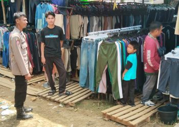 Patroli Humanis Polsek Sengah Temila, Penjual Pakaian Diajak Tingkatkan Kewaspadaan