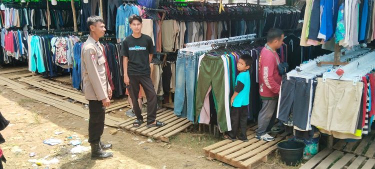 Patroli Humanis Polsek Sengah Temila, Penjual Pakaian Diajak Tingkatkan Kewaspadaan