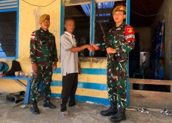 Satgas Pamtas RI-Malaysia Yonarmed 19/Bogani Terima Penyerahan Senjata Rakitan Dari Warga di Bengkayang