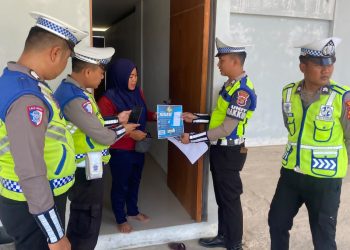 Polres Mesuji Tingkatkan Pelayanan, Anggota Piket Regu III Sat Lantas Sosialisasikan Aplikasi App Siger Presisi kepada Masyarakat