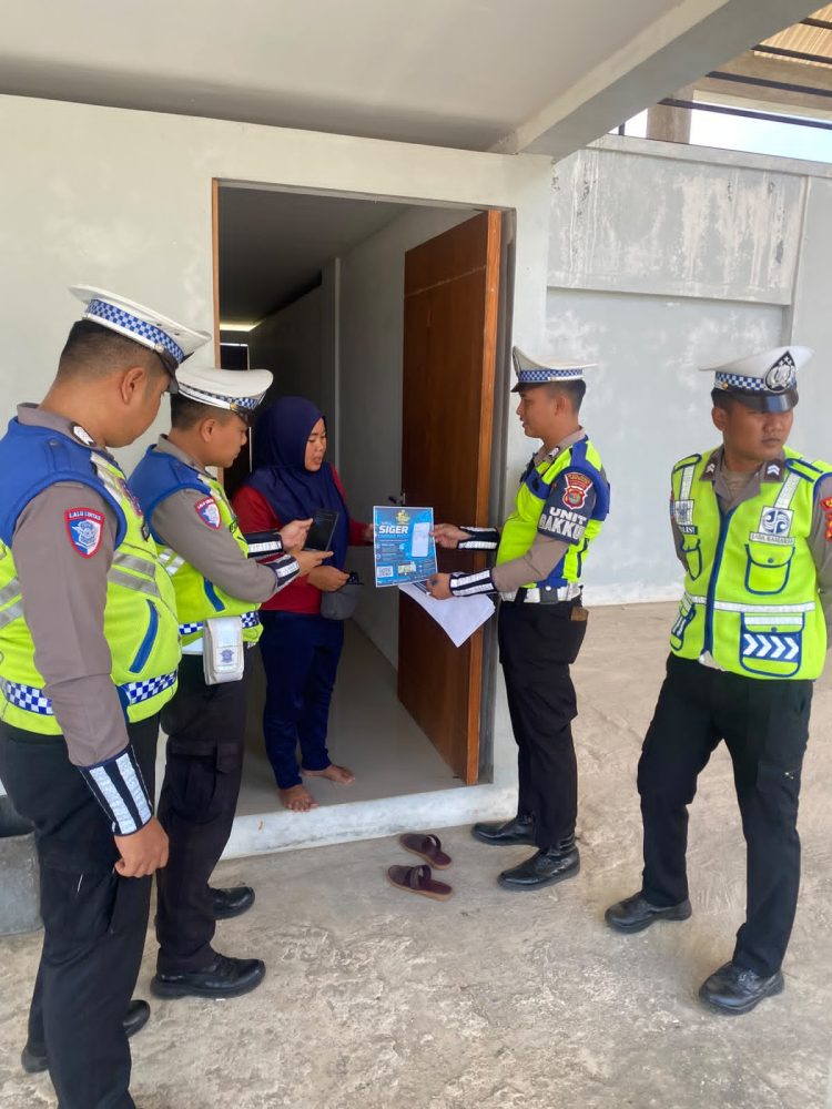 Polres Mesuji Tingkatkan Pelayanan, Anggota Piket Regu III Sat Lantas Sosialisasikan Aplikasi App Siger Presisi kepada Masyarakat