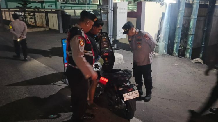 Jaga Jakarta Jaga Bekasi, Bhabinkamtibmas Sukawangi Ajak Warga Aktif Menjaga Kamtibmas