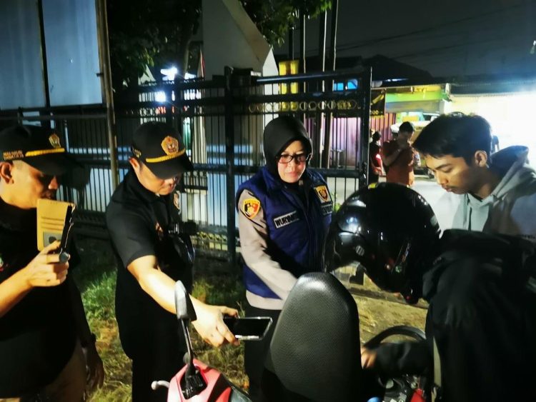 Operasi Kejahatan Jalanan Polsek Tambun Selatan Periksa Kendaraan di Jalan Raya Setiadarma