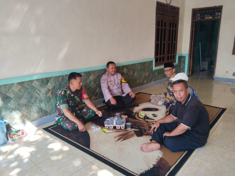 Jaga Bekasi, Bhabinkamtibmas Cabangbungin Perkuat Kerukunan dan Kepedulian Lingkungan