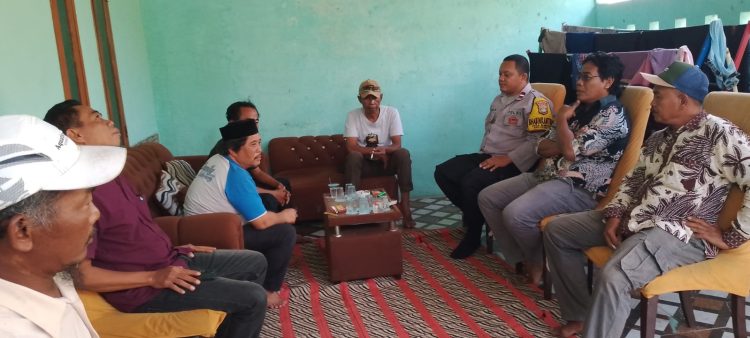 Jaga Bekasi, Bhabinkamtibmas Sumberurip Sambangi Warga dan Sosialisasikan Layanan Polisi