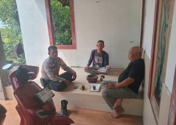 Perkuat Sinergi Kamtibmas, Bhabinkamtibmas Sambangi Tokoh Masyarakat Desa Cilangkara