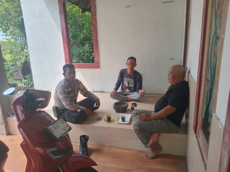 Perkuat Sinergi Kamtibmas, Bhabinkamtibmas Sambangi Tokoh Masyarakat Desa Cilangkara