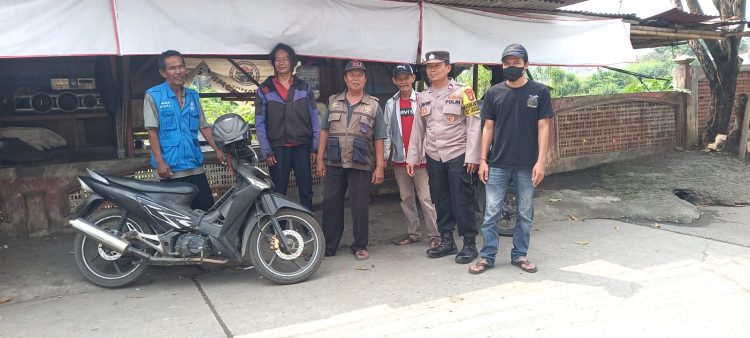 Dekatkan Pelayanan Kepolisian, Bhabinkamtibmas Sambangi Komunitas Ojek Pangkalan di Serang Baru