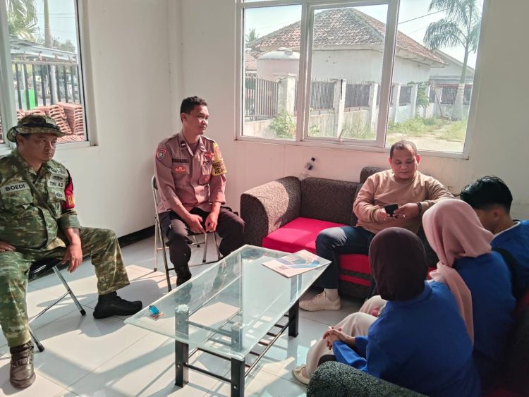 Jaga Bekasi, Bhabinkamtibmas Serang Baru Bekali Mahasiswa KKN Pelita Bangsa dengan Pesan Kamtibmas