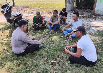 Perkuat Kedekatan dengan Warga, Bhabinkamtibmas dan Babinsa Sambangi Desa Sukarapih