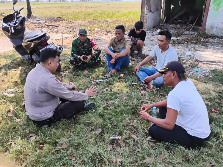 Perkuat Kedekatan dengan Warga, Bhabinkamtibmas dan Babinsa Sambangi Desa Sukarapih