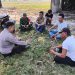Perkuat Kedekatan dengan Warga, Bhabinkamtibmas dan Babinsa Sambangi Desa Sukarapih