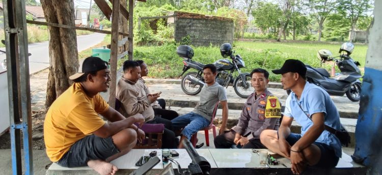 Jelang Pilkades, Bhabinkamtibmas Sukamekar Ajak Warga Jaga Persatuan